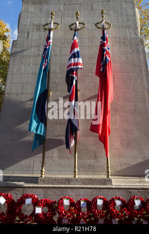 Die vielen Kränze an der Centotaph links 2 zwei Tage nach der Erinnerung Sonntag, zum Gedenken an den 100. Jahrestag der WW1 Waffenstillstand, am 13. November 2018 in London, England. Stockfoto