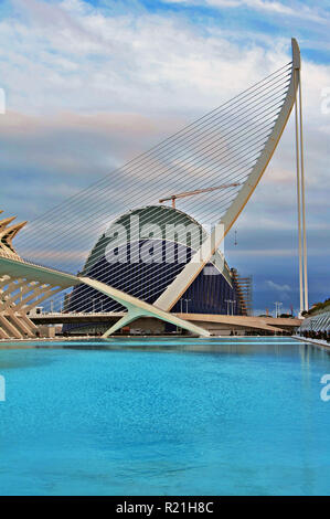 Blick auf El Pont Hängebrücke, Oceanografic Gebäude und Museum der Wissenschaften vom Wasser Pool an der Kunst der Wissenschaften, Valencia, Spanien Stockfoto