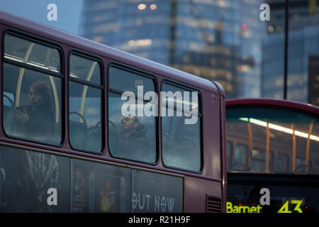 Ein Bus Passagier Noppen auf der Oberseite und Queuing auf die London Bridge während des abendlichen Rush-hour, am 7. November 2018 in London, England. Stockfoto