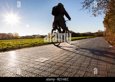 First Solar Radweg in Deutschland, in Erftstadt, einem 90 Meter langen Teststrecke mit Solarmodulen, die auf dem Boden, dass Strom erzeugen Stockfoto