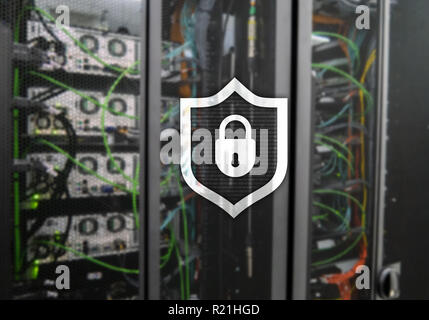 Cyber Schutz Schild Serverraum Hintergrund. Informationen Sicherheit und Viren. Stockfoto