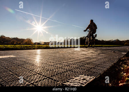 First Solar Radweg in Deutschland, in Erftstadt, einem 90 Meter langen Teststrecke mit Solarmodulen, die auf dem Boden, dass Strom erzeugen Stockfoto