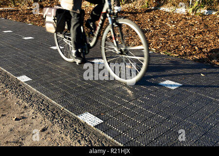 First Solar Radweg in Deutschland, in Erftstadt, einem 90 Meter langen Teststrecke mit Solarmodulen, die auf dem Boden, dass Strom erzeugen Stockfoto