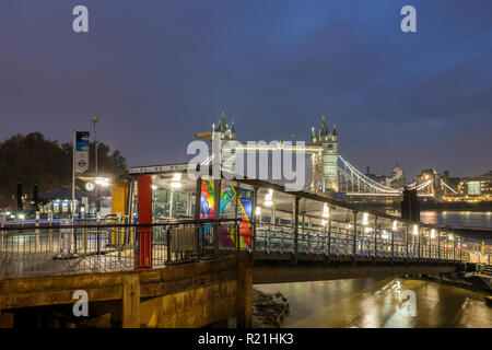 England, London - Tower Millennium Pier Terminal und Internat Punkt für Thames River Services bei Nacht Stockfoto