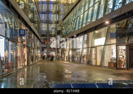 UK, London, EC4M-high-end Einzelhandelsgeschäfte und Restaurants an einem neuen Einkaufszentrum ändern Stockfoto