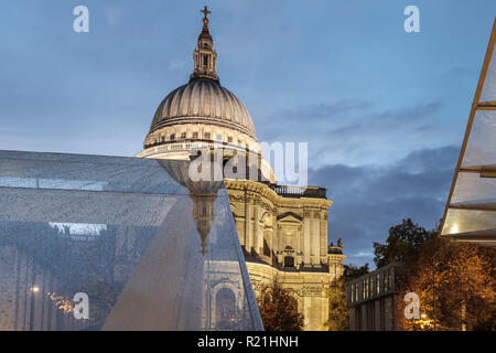 England, London, eine neue Änderung - Saint Paul's Cathedral an einem regnerischen Gebäude Stockfoto