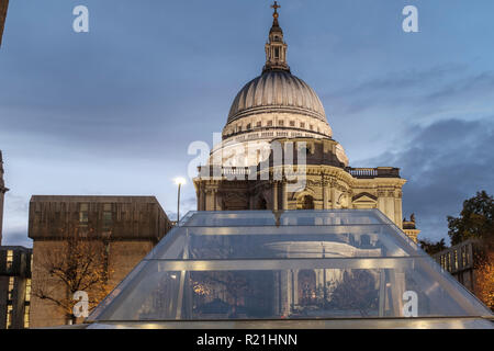 England, London, eine neue Änderung - Saint Paul's Cathedral an einem regnerischen Gebäude Stockfoto