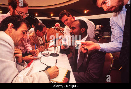 Evander Holyfield während einer Pressekonferenz in Atlanta 1991 in seinem Match gegen George Foreman. Holyfield ist eine US-amerikanische ehemaligen Boxer, der von 1984 bis 2011 teilgenommen. Er regierte als unangefochtener Meister an cruiserweight in den späten 1980er Jahren und im Schwergewicht in der frühen 90er Jahre und sind auch weiterhin der einzige Boxer in der Geschichte der unbestrittene Meisterschaft in zwei Gewichtsklassen zu gewinnen. Den Spitznamen "The Real Deal", Holyfield ist das einzige 4-time World Heavyweight Champion, in die Unified WBA, WBC und IBF-Titel von 1990 bis 1992 statt. Stockfoto