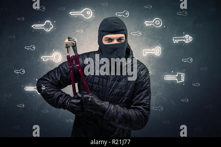 Einbrecher stehen Werkzeuge in seiner Hand. Stockfoto