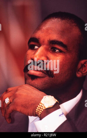 Evander Holyfield während einer Pressekonferenz in Atlanta 1991 in seinem Match gegen George Foreman. Holyfield ist eine US-amerikanische ehemaligen Boxer, der von 1984 bis 2011 teilgenommen. Er regierte als unangefochtener Meister an cruiserweight in den späten 1980er Jahren und im Schwergewicht in der frühen 90er Jahre und sind auch weiterhin der einzige Boxer in der Geschichte der unbestrittene Meisterschaft in zwei Gewichtsklassen zu gewinnen. Den Spitznamen "The Real Deal", Holyfield ist das einzige 4-time World Heavyweight Champion, in die Unified WBA, WBC und IBF-Titel von 1990 bis 1992 statt. Stockfoto