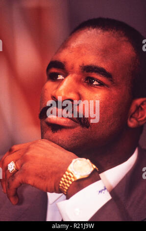 Evander Holyfield während einer Pressekonferenz in Atlanta 1991 in seinem Match gegen George Foreman. Holyfield ist eine US-amerikanische ehemaligen Boxer, der von 1984 bis 2011 teilgenommen. Er regierte als unangefochtener Meister an cruiserweight in den späten 1980er Jahren und im Schwergewicht in der frühen 90er Jahre und sind auch weiterhin der einzige Boxer in der Geschichte der unbestrittene Meisterschaft in zwei Gewichtsklassen zu gewinnen. Den Spitznamen "The Real Deal", Holyfield ist das einzige 4-time World Heavyweight Champion, in die Unified WBA, WBC und IBF-Titel von 1990 bis 1992 statt. Stockfoto