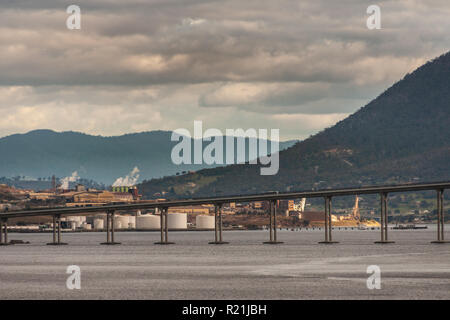 Hobart, Tasmanien, Australien - Dezember 13. 2009: Tasman Highway Brücke über den Derwent River mit Bergen und weiß petroleum Tanks in wieder unter schweren Stockfoto