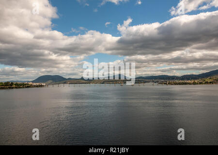 Hobart, Tasmanien, Australien - Dezember 13. 2009: Lange Schuß an der Tasman Highway Brücke über den Derwent River mit Bergen unter schweren cloudscape. Stockfoto