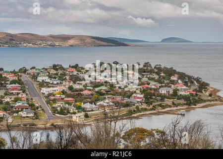 Hobart, Tasmanien, Australien - Dezember 13. 2009: Posh Bellerive Nachbarschaft und Halbinsel über den Derwent River von dowtown Hobart bei bewölktem Grau Stockfoto