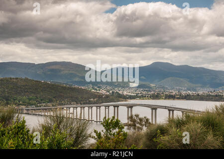 Hobart, Tasmanien, Australien - Dezember 13. 2009: Tasman Highway Brücke über den Derwent River mit Bergen und weit weg von Nachbarschaften in wieder unter schweren Stockfoto