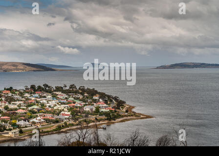 Hobart, Tasmanien, Australien - Dezember 13. 2009: Posh Bellerive Nachbarschaft und Halbinsel über den Derwent River von dowtown Hobart bei bewölktem Grau Stockfoto