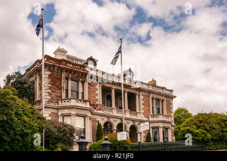 Hobart, Tasmanien, Australien - 13 Dezember, 2009: Braun-Stein historischen Herrenhaus, heute berühmten Restaurant Alexander unter blauen Himmel mit weißen Wolken. Flaggen Stockfoto