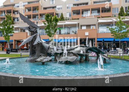 Hobart, Tasmanien, Australien - 13 Dezember, 2009: Schwarz auf Blau Wasser Brunnen auf Salamanca Platz der Innenstadt. Modernes beigefarbenes Eigentumswohnungen mit Unternehmen Stockfoto