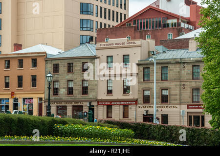 Hobart, Tasmanien, Australien - 13 Dezember, 2009: Customs House Hotel hinter historischen Fassaden als Teil des Hotels. Green Park. Street Scene. Stockfoto