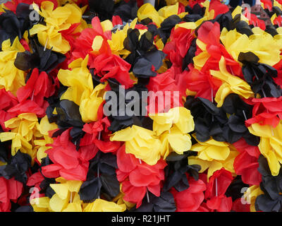 Papier Blumen in den Farben der deutschen Flagge im Shop durch die Museumsinsel in Berlin Stockfoto