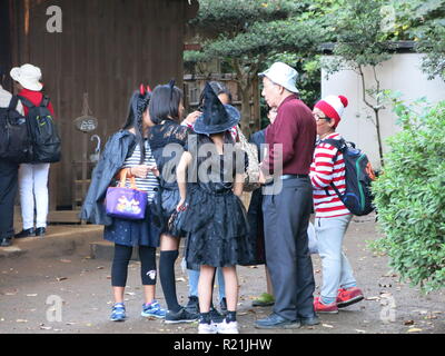 Junge Japaner tragen Kinder Kostüm alle Wochenende, wenn seine Hallowe'en; Oktober 2018 Stockfoto