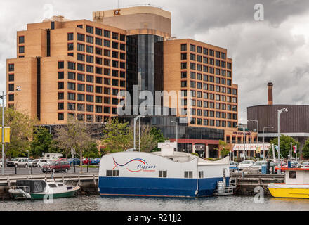 Hobart, Tasmanien, Australien - 13 Dezember, 2009: Hotel Grand Chancellor kombiniert Braun und Schwarz in seiner modernen funktionalen Architektur. Boote von harbo Stockfoto