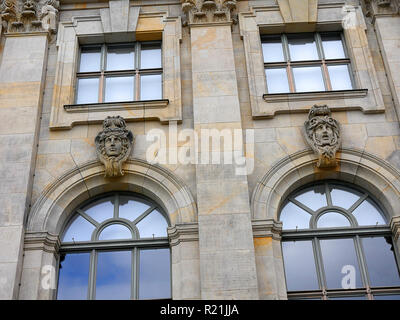 Architektur entlang der Spree von einem der Flusskreuzfahrten vom Stadtzentrum in Berlin Deutschland Stockfoto