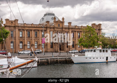 Hobart, Tasmanien, Australien - 13 Dezember, 2009: braun Stein historische Gebäude von Tasmanien Museum für Kunst in der Nähe des Hafens unter schweren cloudscape. Boote Stockfoto