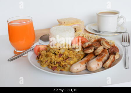 Ein frisch zubereitetes Frühstück mit Ei, Speck, Würstchen, Tomaten und Reis in Lety der Transienten Wohnungen Baguio. Ein frisch zubereitetes Frühstück mit Ei, Speck Stockfoto