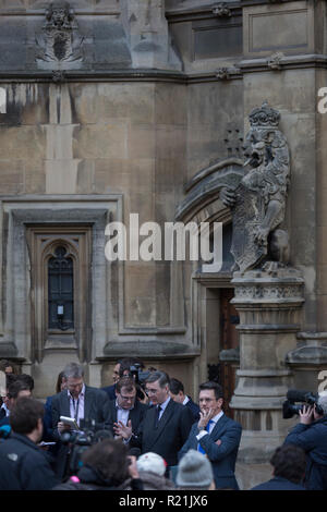 Die Brexiteer, Jacob Rees-Mogg MP spricht mit Reportern außerhalb des Parlaments zu verkünden, dass er ein Schreiben an den Ausschuss 1922, die letztendlich ein Misstrauensvotum für Premierminister Theresa May und anschließend ein Tory Partei Fuehrungskrise in der Mitte des Nicht könnens Brexit Verhandlungen mit der EU, die am 15. November 2018 in London, England auslösen. Stockfoto