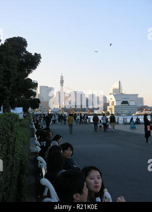 Am frühen Abend einen Spaziergang entlang der Uferpromenade am Yamashita Park ist ein beliebter Zeitvertreib für Einheimische und Touristen gleichermaßen; Yokohama, Oktober 2018 Stockfoto