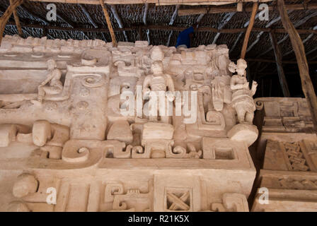 Touristen die Stuck Jaguar altar Ek Balam (Schwarz Jaquar), eine archäologische Stätte der Maya in Yucatan, Mexiko. Stockfoto