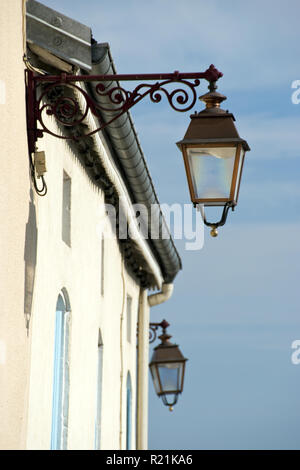 Schmiedeeiserne Lampen auf Gebäuden in Bourmont, einem Hügel Dorf bezeichnet ein Dorf von Kultur montiert, im Departement Haute-Marne, Frankreich. Stockfoto