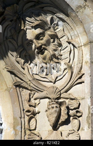 Reich verzierte Steinbildhauerei rund um die Tür des Chateau de Cirey in Cirey-sur-Blaise, Frankreich, die Heimat der Schriftsteller und Philosoph Voltaire. Stockfoto