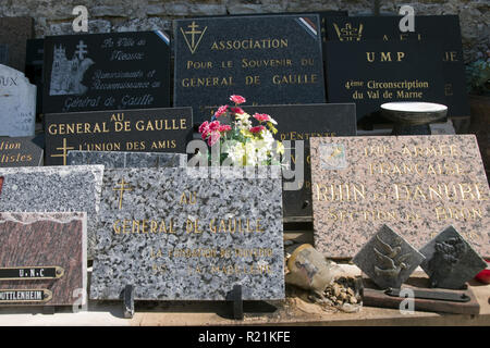 Gedenktafeln angebracht in der Nähe von Charles De Gaulle Grab an der Kirche in Vitry-le-François, Haute-Marne, Frankreich. Stockfoto