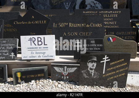 Gedenktafeln angebracht in der Nähe von Charles De Gaulle Grab an der Kirche in Vitry-le-François, Haute-Marne, Frankreich. Stockfoto