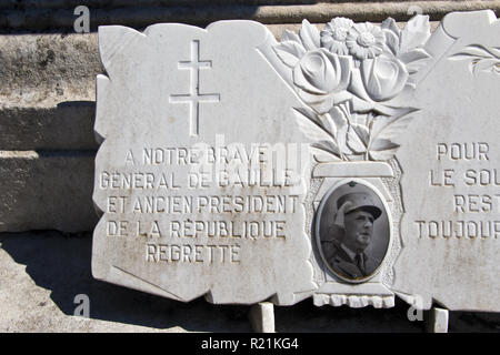 Gedenktafeln angebracht in der Nähe von Charles De Gaulle Grab an der Kirche in Vitry-le-François, Haute-Marne, Frankreich. Stockfoto
