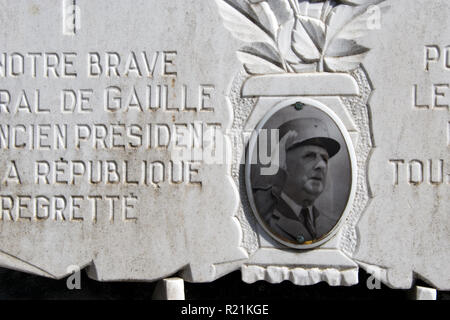 Gedenktafeln angebracht in der Nähe von Charles De Gaulle Grab an der Kirche in Vitry-le-François, Haute-Marne, Frankreich. Stockfoto