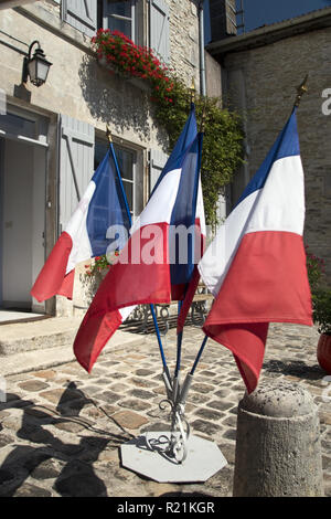 Souvenir französische Fahnen zum Verkauf in einem Laden in Vitry-le-François, das Dorf, das Haus wurde von Präsident Charles De Gaulle in Frankreich. Stockfoto