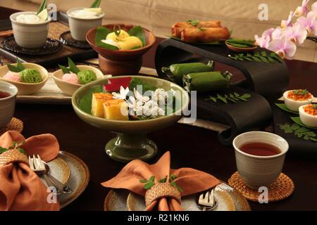 Indonesische Nachmittagstee für Zwei. Ein Nachmittagstee serviert traditionelle indonesische herzhaften und süßen Kuchen. Stockfoto