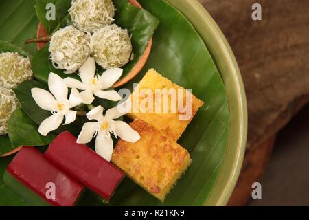 Klepon, Bika Ambon, Kue Lapis. Traditionelle indonesische süße Kuchen aus klebreis Kugeln, Tapioka Biskuit und Tapioka Layer Cake. Stockfoto