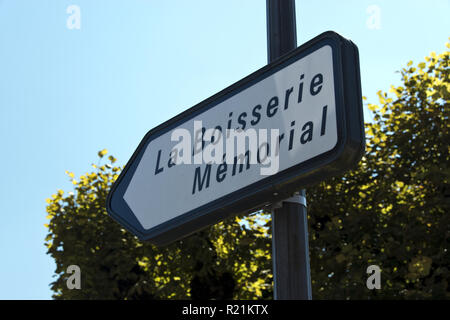 Direktionale Zeichen weist auf La Boisserie, der Heimat des französischen Präsidenten und General Charles de Gaulle in Vitry-le-François, Haute-Marne, Frankreich. Stockfoto