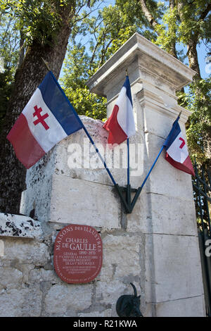 Flaggen zieren den Eingang von La Boisserie, der Heimat des französischen Präsidenten und General Charles de Gaulle in Vitry-le-François, Frankreich. Stockfoto