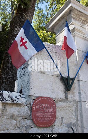 Flaggen zieren den Eingang von La Boisserie, der Heimat des französischen Präsidenten und General Charles de Gaulle in Vitry-le-François, Frankreich. Stockfoto