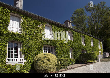 Ivy deckt La Boisserie, der Heimat des französischen Präsidenten und General Charles de Gaulle in Vitry-le-François, Haute-Marne, Frankreich. Stockfoto