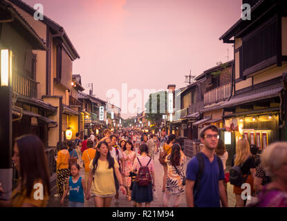 Touristen auf Hanamikoji Dori (Hanami-Koji Dori, Hanami Koji Straße), in der Dämmerung, im historischen Stadtteil Gion, Kyoto, Japan. Stockfoto