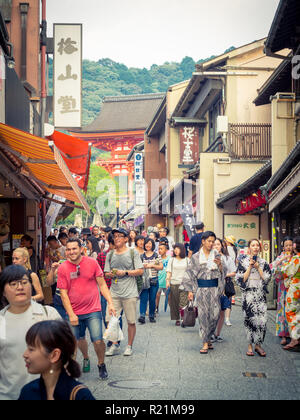 Geschäfte, Menschenmassen, und Touristen auf Matsubara Dori (Matsubara Dori Straße) in der Nähe von Kiyomizudera Tempel in der higashiyama Stadtteil von Kyoto, Japan. Stockfoto