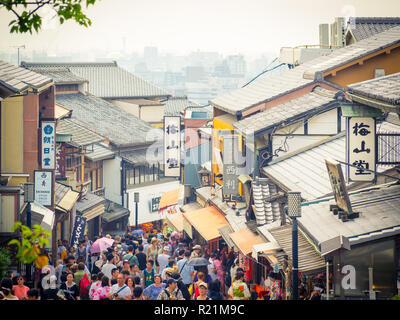 Geschäfte, Menschenmassen, und Touristen auf Matsubara Dori (Matsubara Dori Straße) in der Nähe von Kiyomizudera Tempel in der higashiyama Stadtteil von Kyoto, Japan. Stockfoto