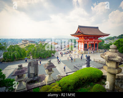 Ein Blick auf das Niomon Tor (Eingang) an Kyomizu-dera Tempel in der higashiyama Stadtteil von Kyoto, Japan. Stockfoto