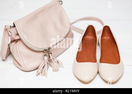 Cross-body Tasche und Schuhe auf weißem Hintergrund Stockfoto